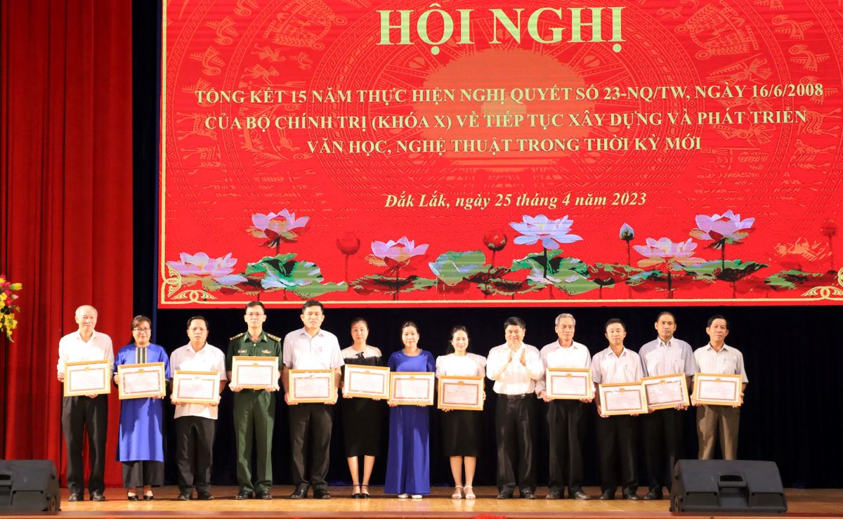 Tăng cường công tác xây dựng và phát triển văn học nghệ thuật trong tình hình mới