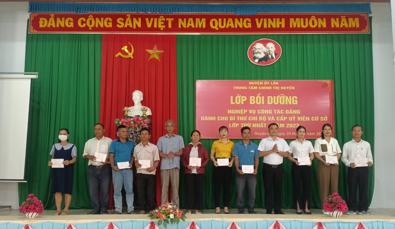 Bồi dưỡng nghiệp vụ công tác Đảng dành cho bí thư chi bộ và cấp ủy viên cơ sở