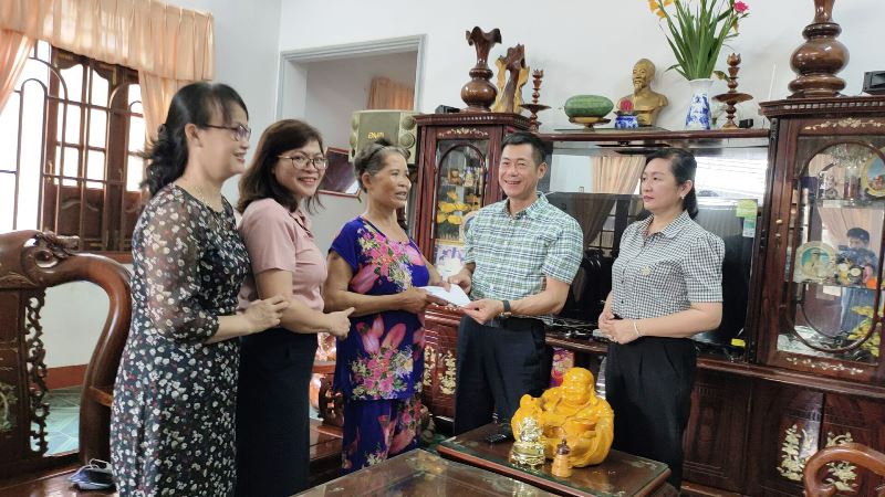 Thăm tặng quà cho người lao động bị tai nạn lao động, bệnh nghề nghiệp.