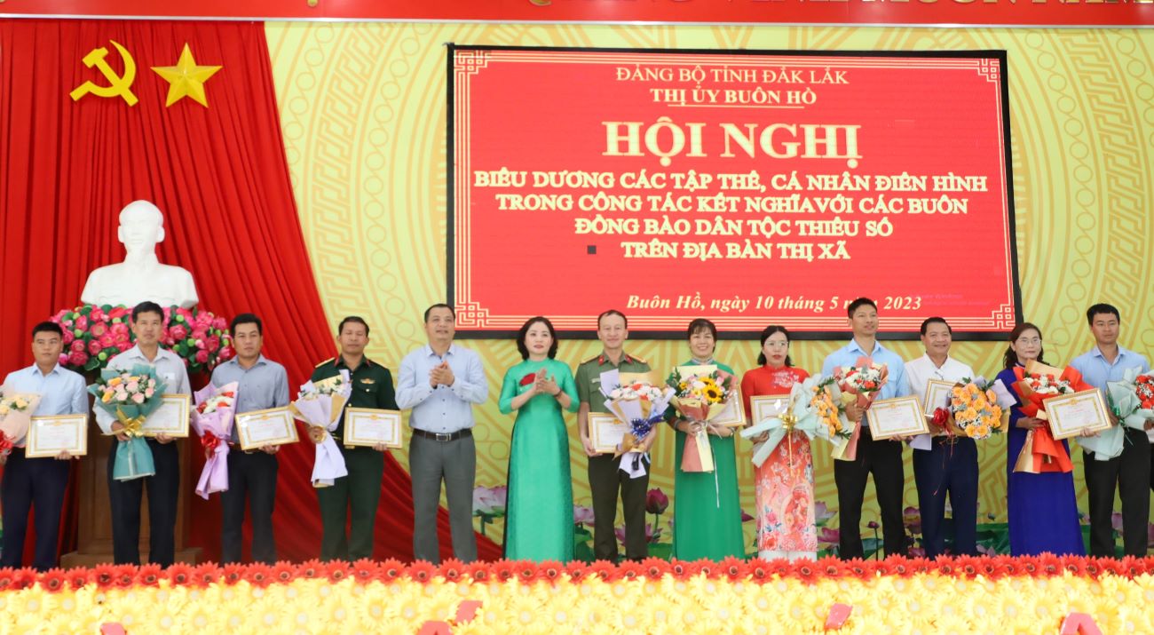 Biểu dương tập thể, cá nhân điển hình trong công tác kết nghĩa với buôn đồng bào dân tộc thiểu số