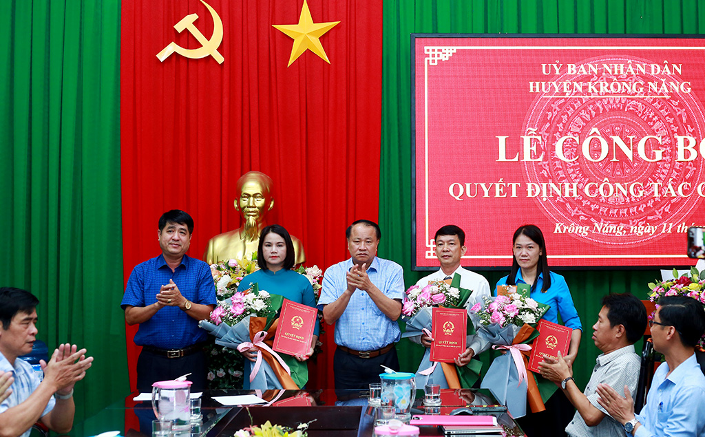 Huyện Krông Năng công bố các quyết định về công tác cán bộ