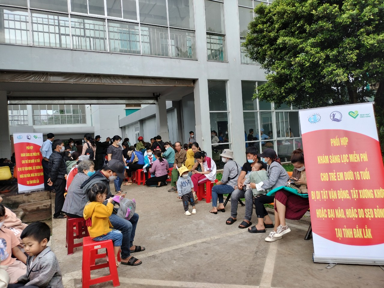 Gần 400 trẻ em bị dị tật vận động xương khớp được khám sàng lọc miễn phí