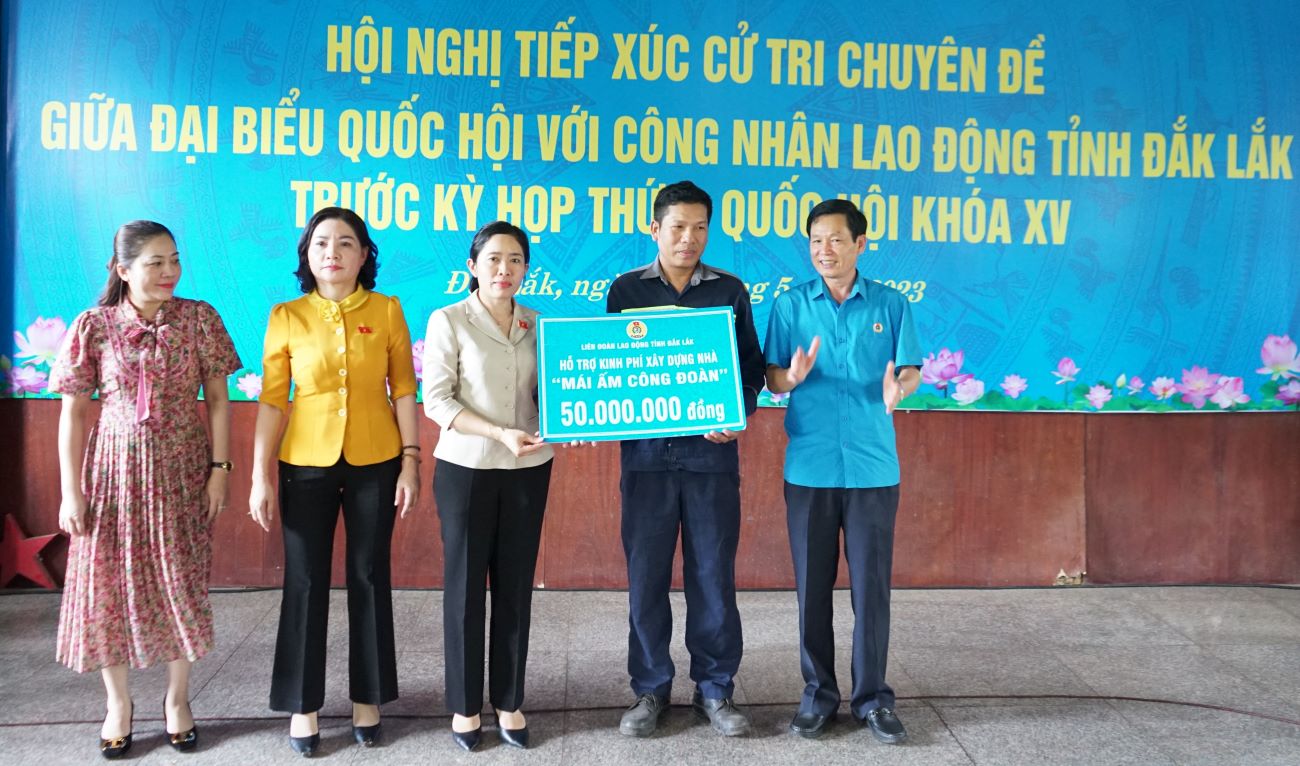 Đoàn Đại biểu Quốc hội tỉnh tiếp xúc cử tri chuyên đề với công nhân lao động tại Khu Công nghiệp Hòa Phú