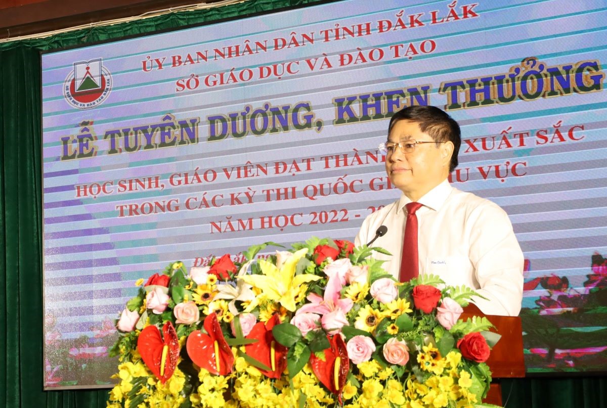 Commendation of students and teachers who have achieved outstanding results in national and regional examinations