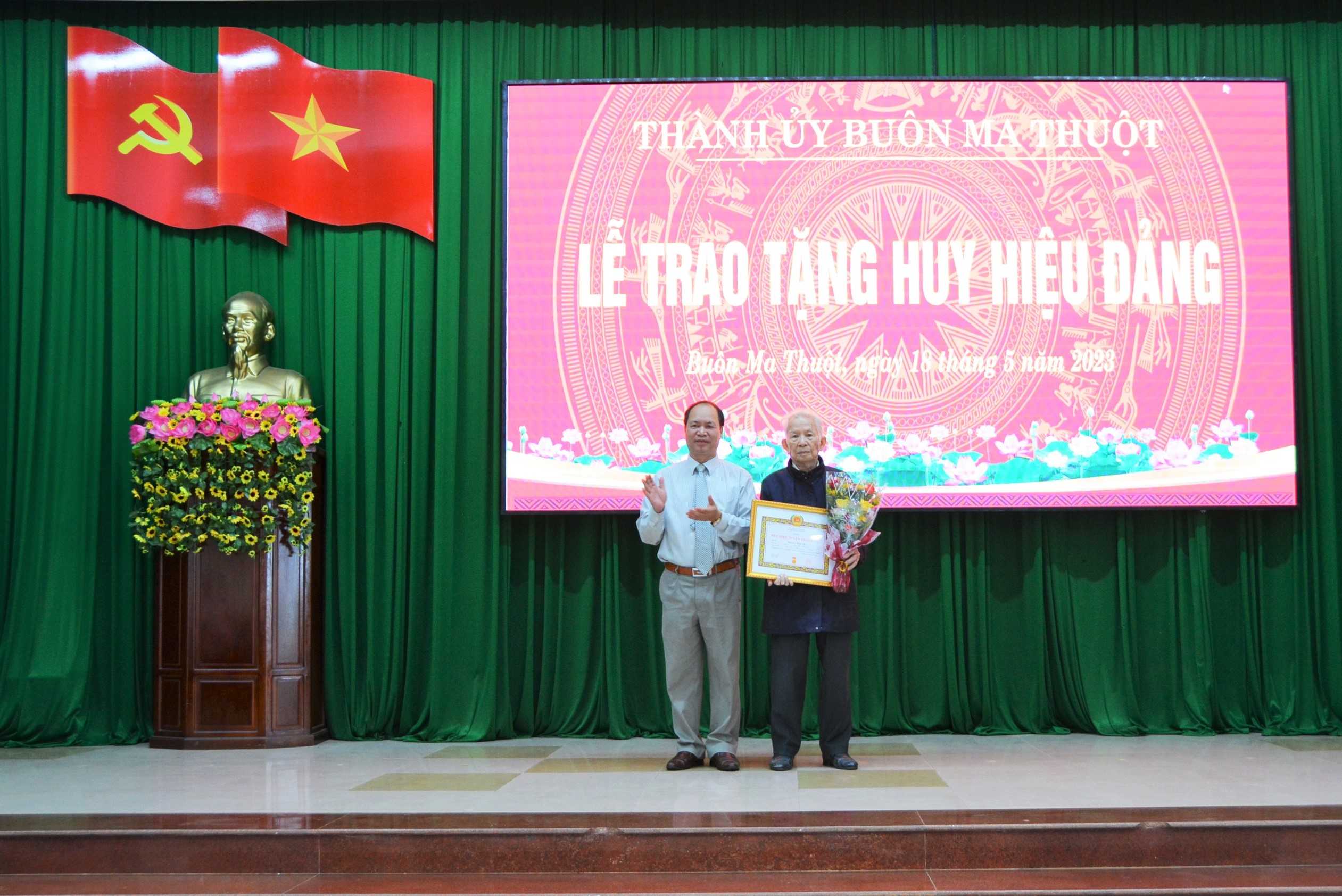 Thành ủy Buôn Ma Thuột tổ chức trao tặng Huy hiệu Đảng dịp 19/5