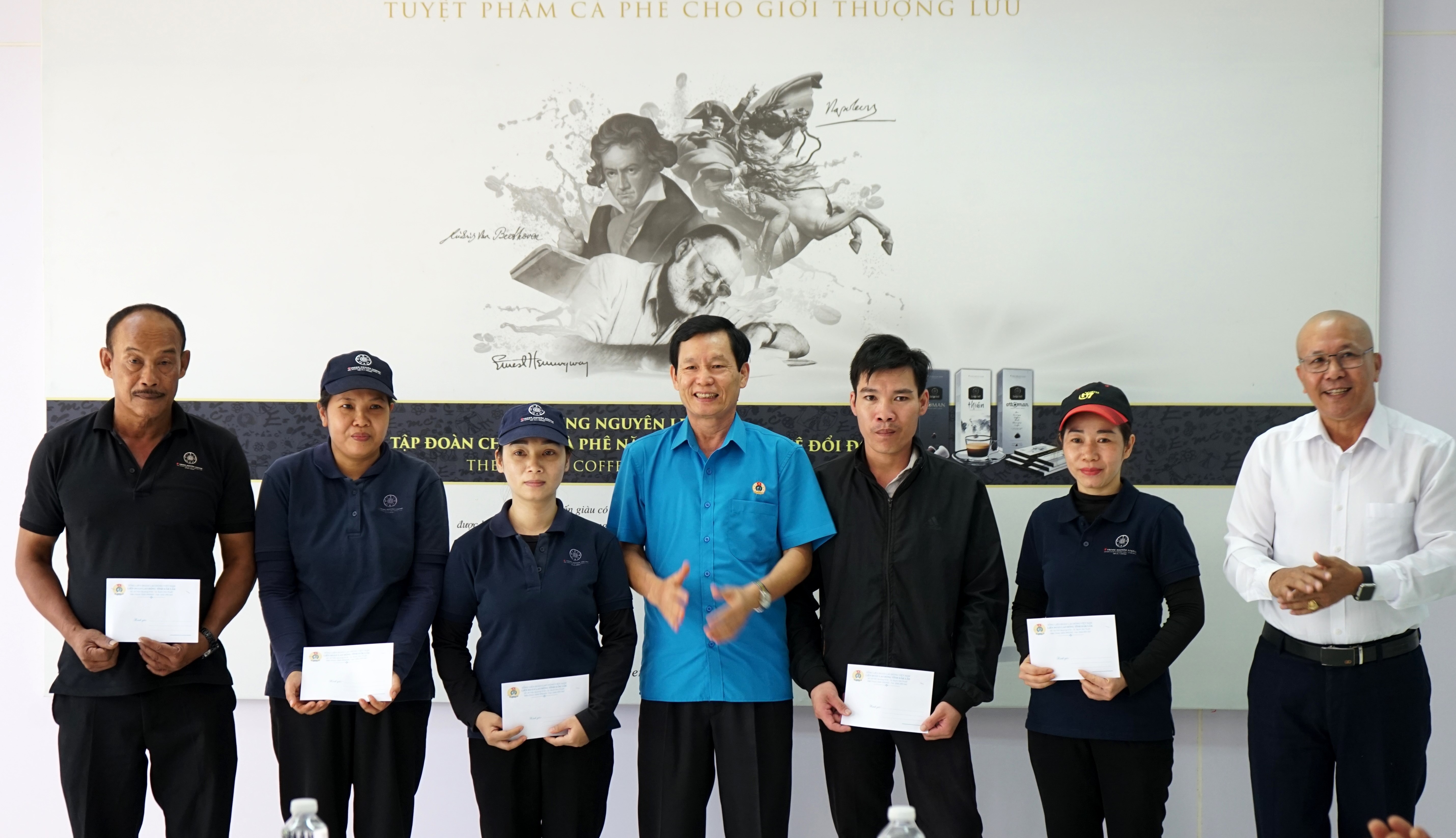 Liên đoàn Lao động tỉnh tặng quà cho đoàn viên, công nhân lao động khó khăn