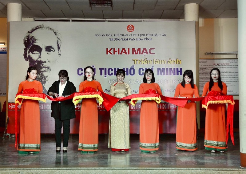 Khai mạc Triển lãm ảnh “Chủ tịch Hồ Chí Minh qua các thời kỳ”