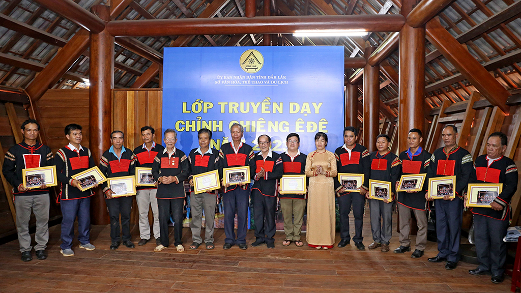 Bế giảng Lớp truyền dạy chỉnh chiêng Êđê năm 2023