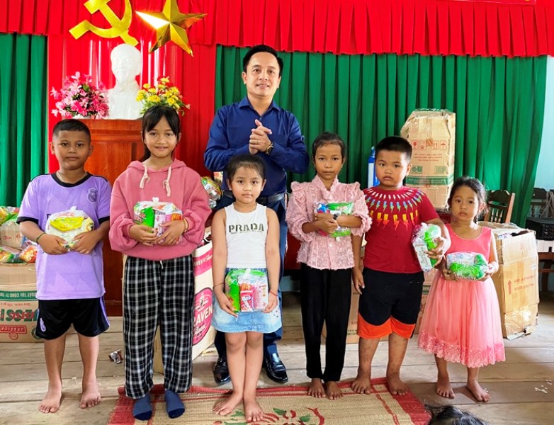 Sở Tư pháp trao 300 suất quà cho các em thiếu nhi tại buôn kết nghĩa Plum, xã Ea Trul, huyện Krông Bông