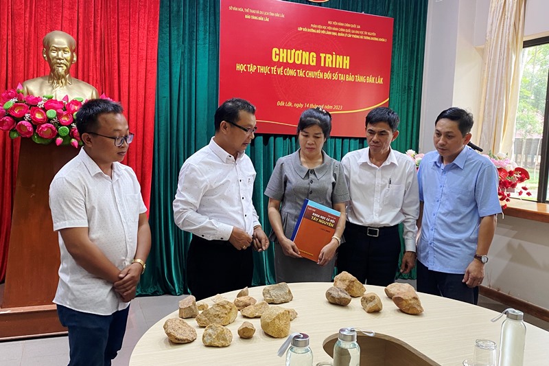 Bàn giao kết quả Đề tài “Điều tra các di tích khảo cổ học tiền - sơ sử huyện Ea Kar, tỉnh Đắk Lắk” cho Sở Văn hóa, Thể thao và Du lịch.