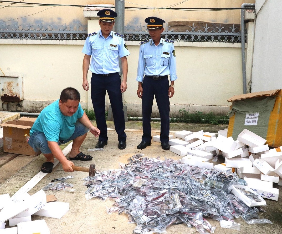 Xử phạt và buộc tiêu hủy hơn 1.000 gọng kính mắt không rõ nguồn gốc, xuất xứ