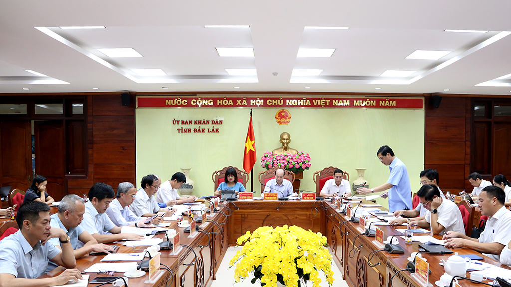 Phiên họp thành viên UBND tỉnh thông qua các nội dung trình Kỳ họp HĐND tỉnh