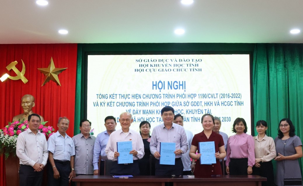 Tiến hành ký kết Chương trình phối hợp về đẩy mạnh khuyến học, khuyến tài, xây dựng xã hội học tập