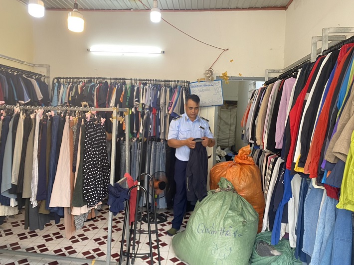 Thu hơn 500 sản phẩm quần áo không rõ nguồn gốc, xuất xứ