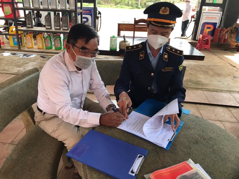 Xử phạt 7 cơ sở kinh doanh xăng dầu vi phạm