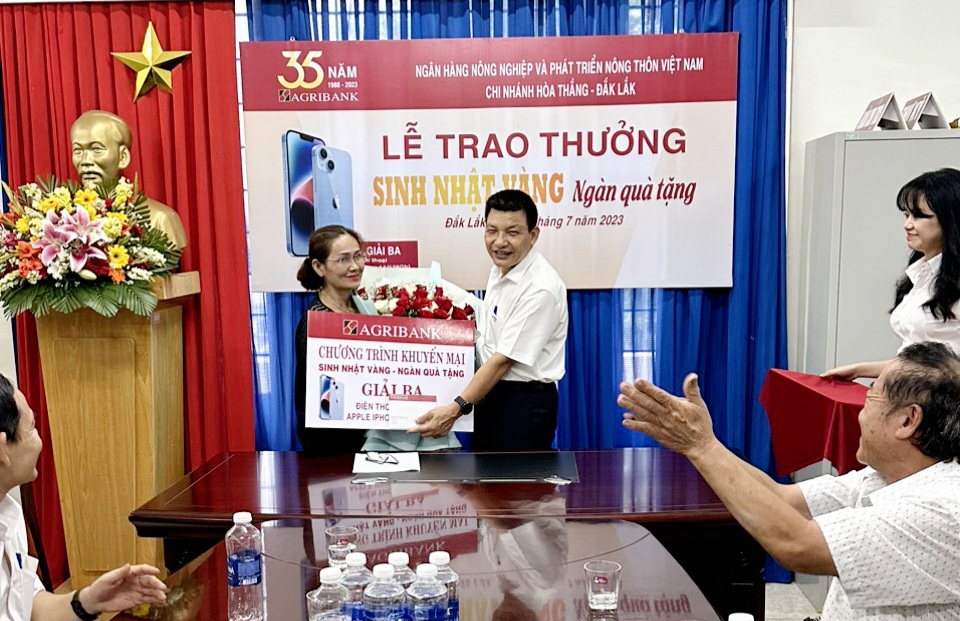 Agribank Đắk Lắk trao giải cho khách hàng trúng thưởng trong chương trình khuyến mại “Sinh nhật Vàng – Ngàn quà tặng”