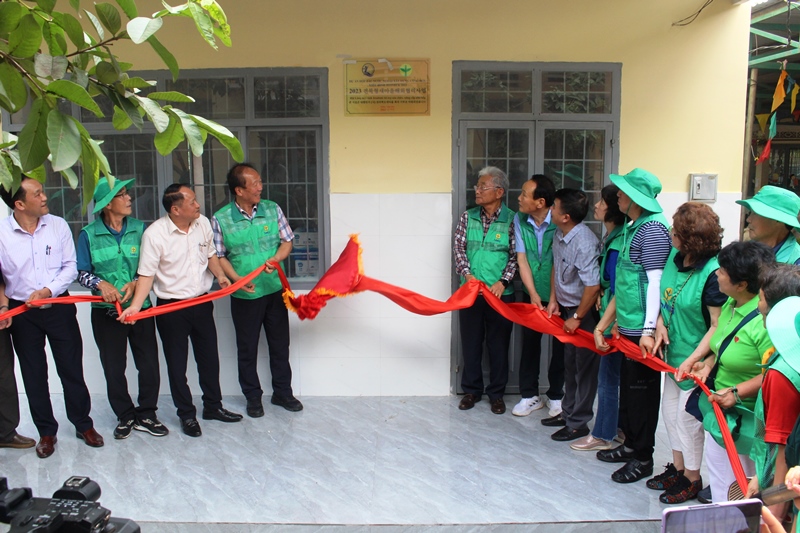 Hội Làng mới tỉnh Jeollabuk (Hàn Quốc) tài trợ hơn 400 triệu đồng cho trường học ở huyện Krông Năng