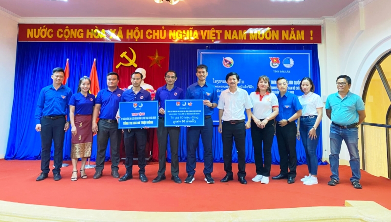 Trao tặng 222 suất quà cho các hộ gia đình có hoàn cảnh khó khăn tại tỉnh Champasak - CHDCND Lào