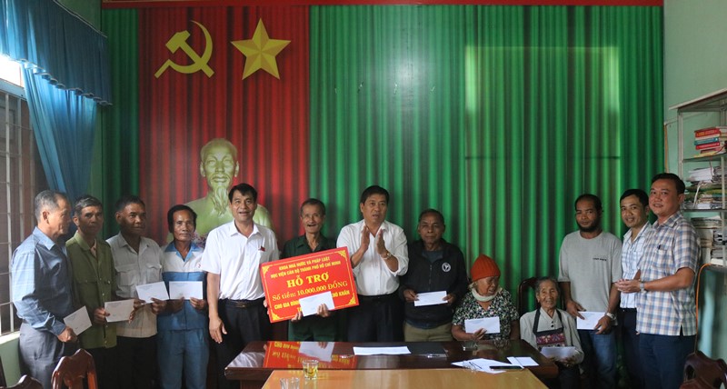 Huyện Krông Ana tặng 20 suất quà cho hộ gia đình chính sách dịp 27-7