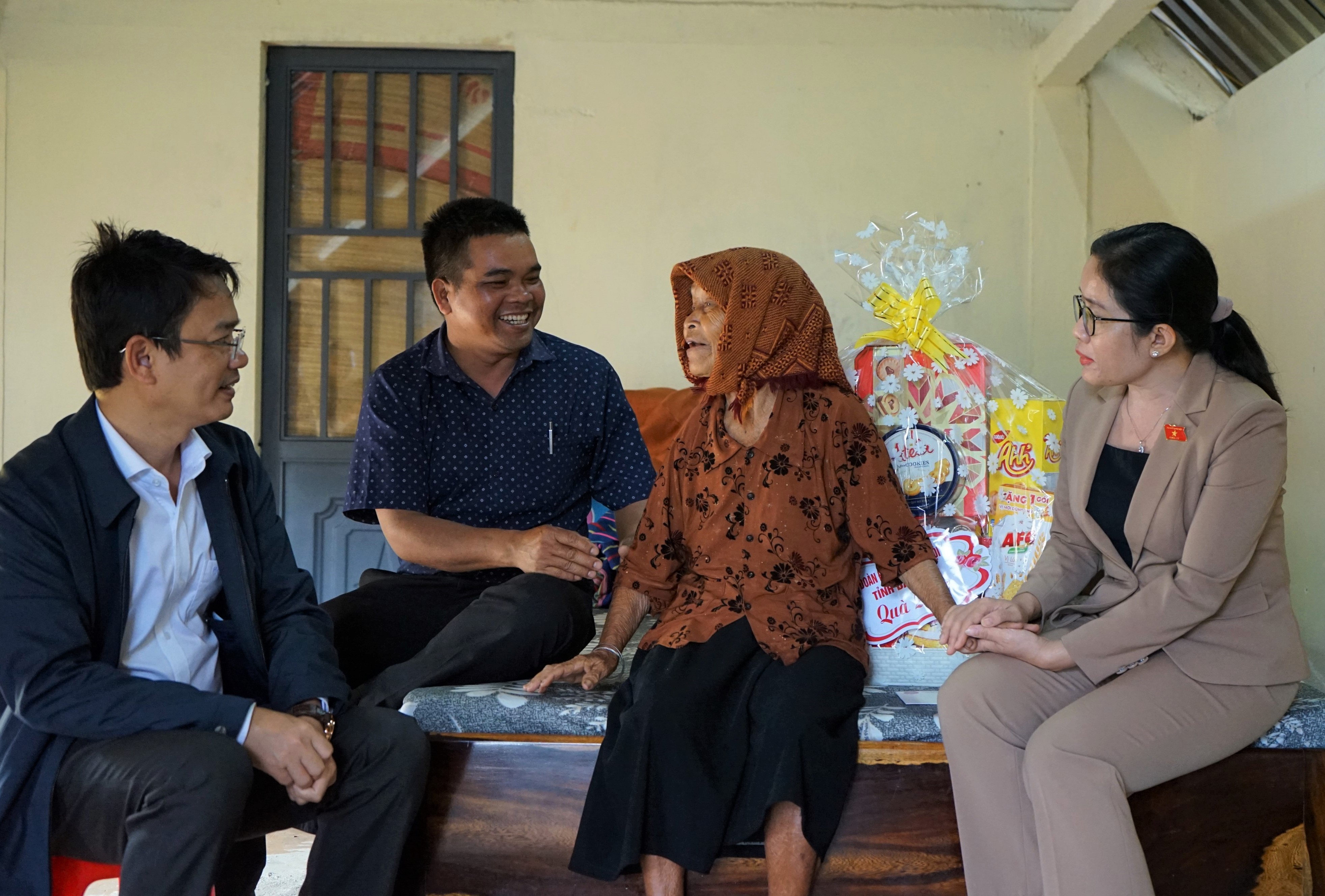 Đoàn đại biểu Quốc hội tỉnh thăm và tặng quà gia đình chính sách tại thị xã Buôn Hồ