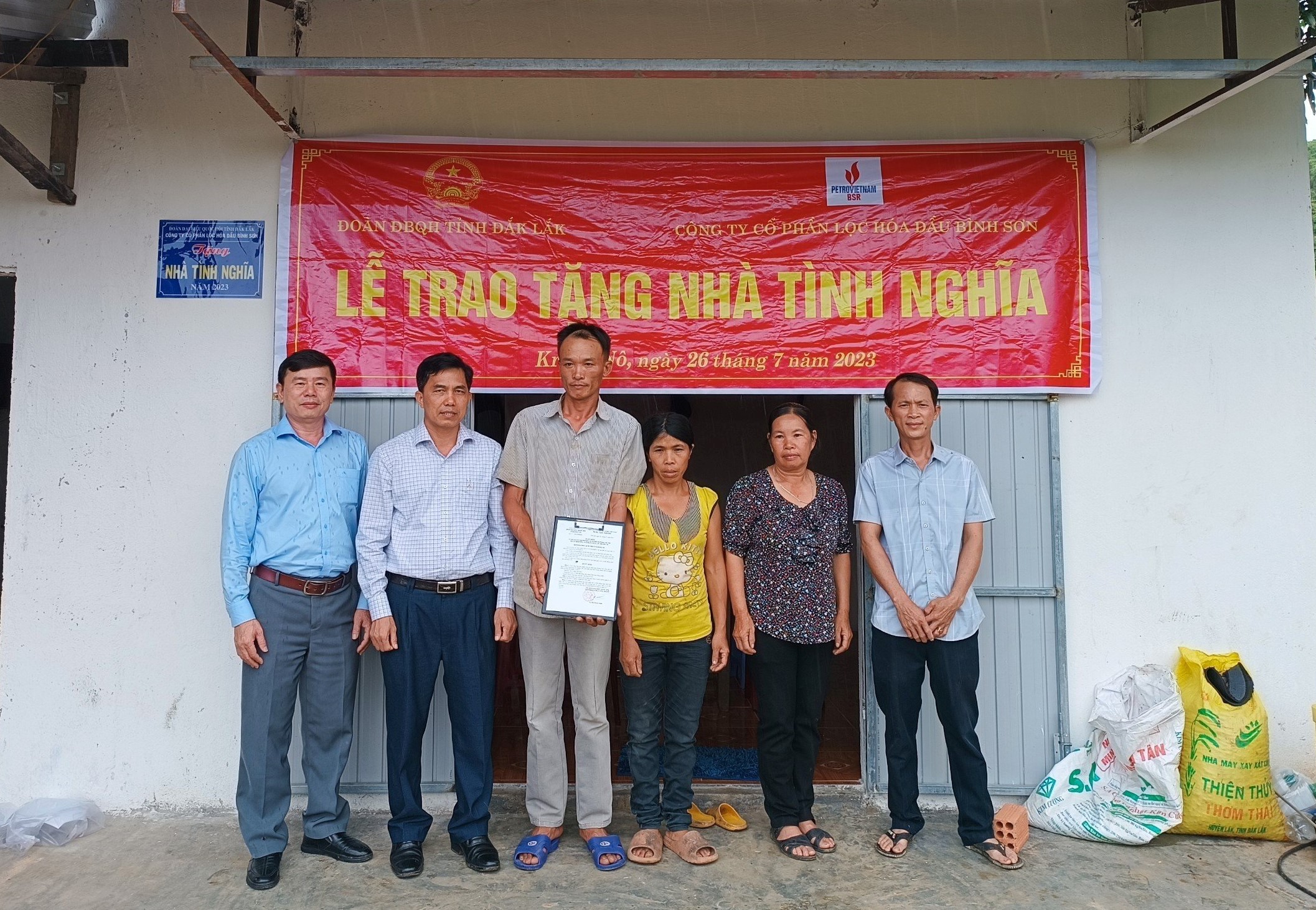 Trao tặng nhà tình nghĩa cho gia đình có hoàn cảnh khó khăn