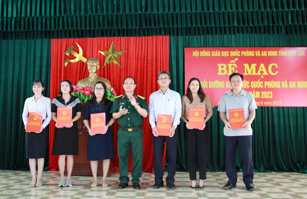 Bế mạc Lớp bồi dưỡng kiến thức quốc phòng và an ninh