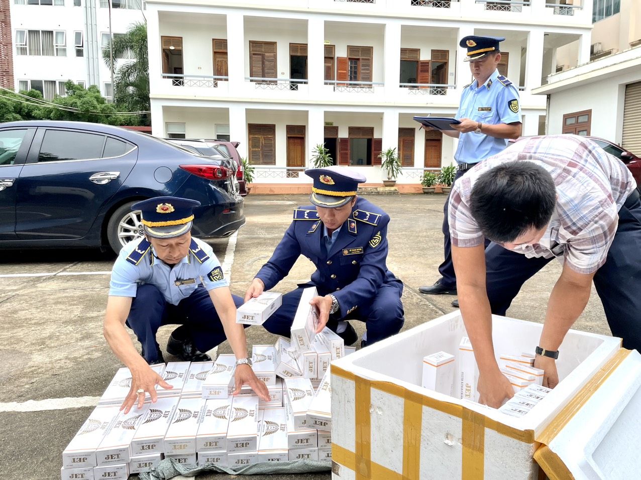 Phát hiện xe tải vận chuyển 700 bao thuốc lá nghi nhập lậu