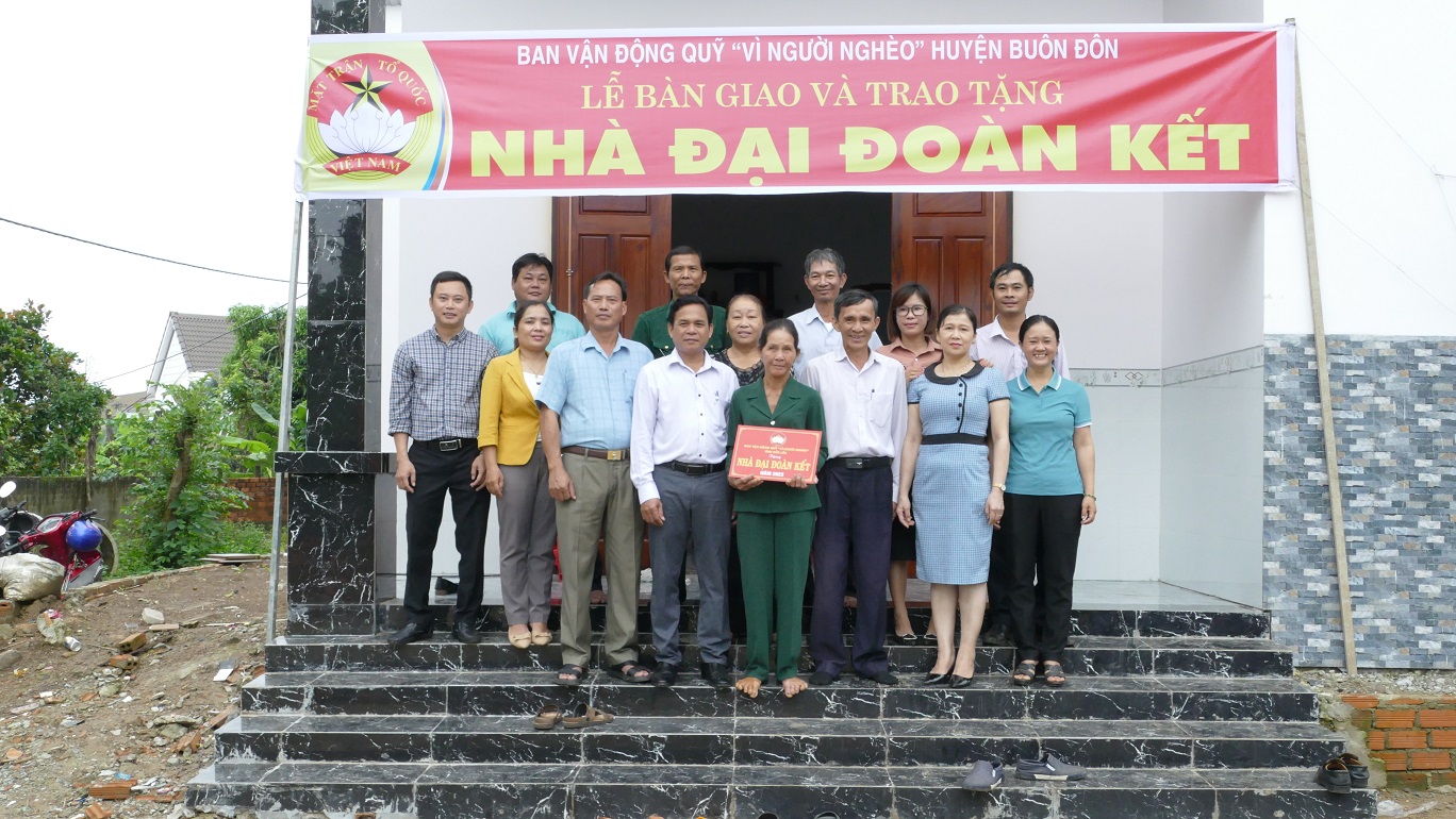 Buôn Đôn bàn giao nhà “Đại đoàn kết” cho hộ nghèo