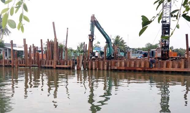 Đôn đốc, chỉ đạo các cơ quan đóng trên địa bàn ưu tiên sử dụng nguồn nước cấp thay thế dần nguồn nước dưới đất nhằm hạn chế khai thác nước dưới đất