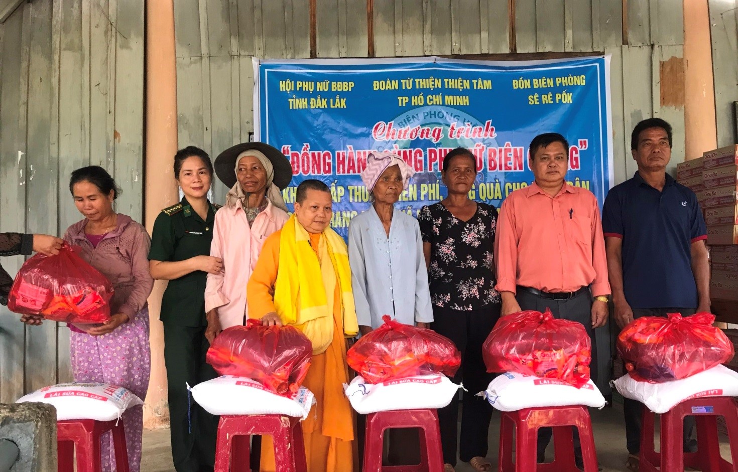 Presenting 143 sets of gift to support people in remote areas of Drang Phok village