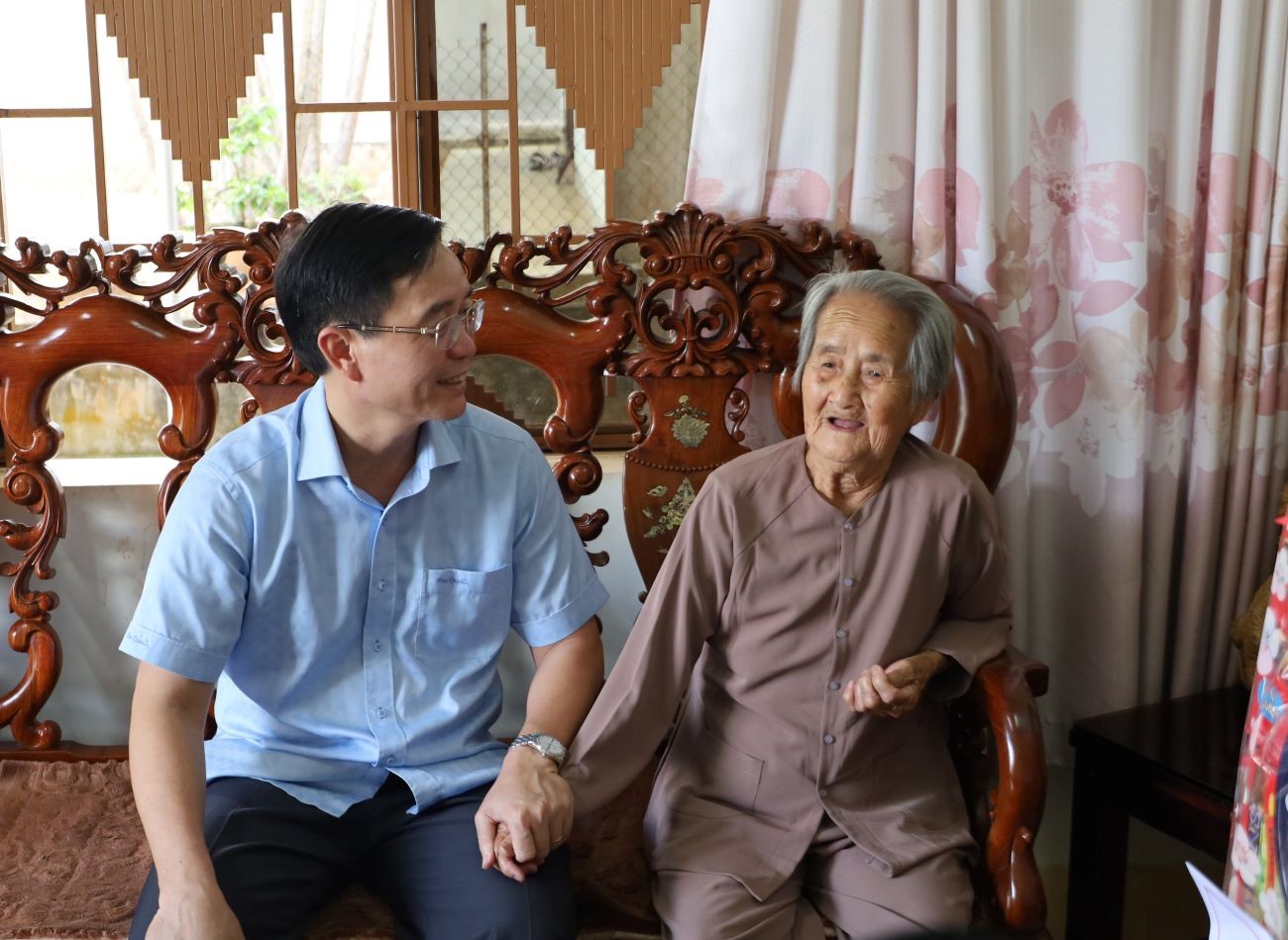 Nearly 11.4 billion VND spent on visiting and giving gifts to beneficiaries and contributors