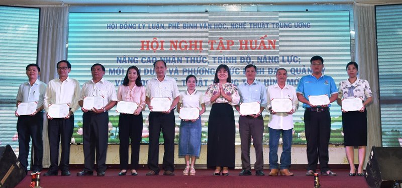 Bế mạc Hội nghị tập huấn lý luận, phê bình văn học, nghệ thuật năm 2023