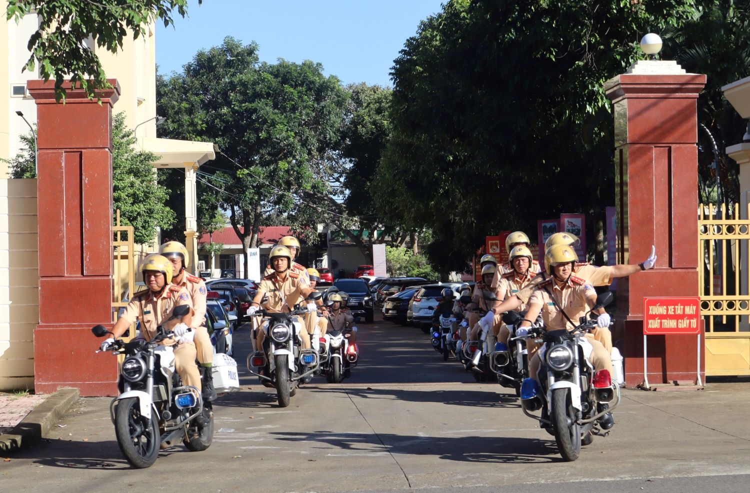 Ra quân tổng kiểm soát xe ô tô kinh doanh vận tải hành khách và hàng hóa bằng container