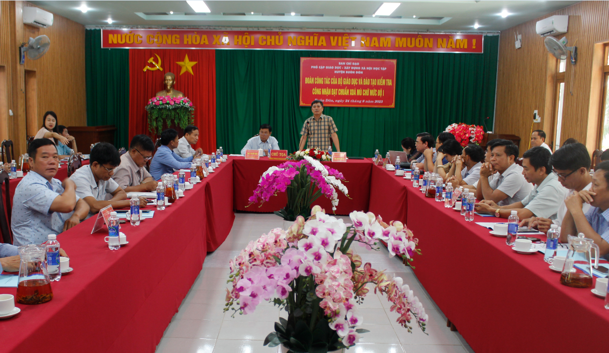 Đoàn công tác của Bộ Giáo dục và Đào tạo kiểm tra kết quả phổ cập giáo dục, xóa mù chữ tại huyện Buôn Đôn