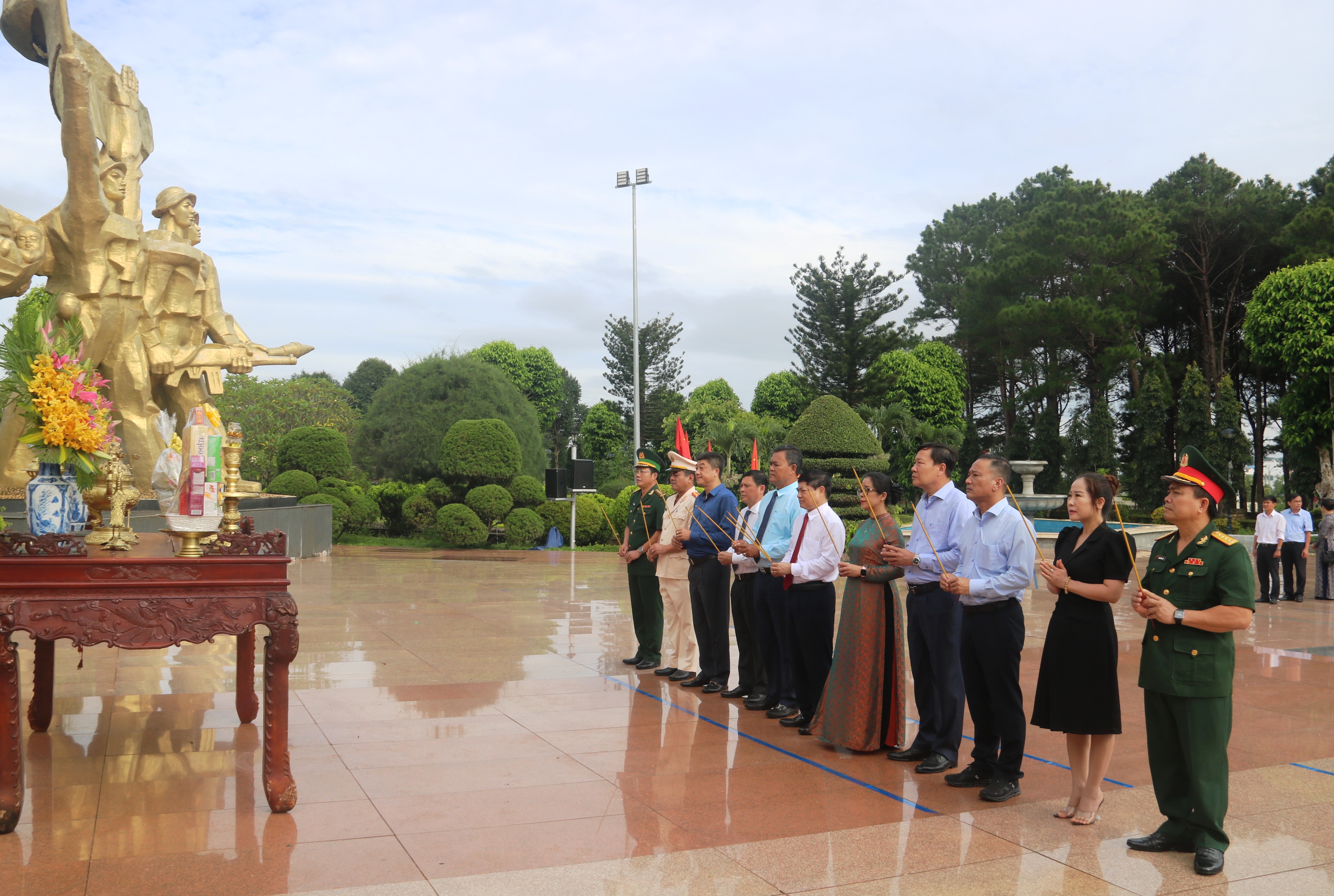 Lãnh đạo tỉnh dâng hương, viếng Nghĩa trang Liệt sĩ tỉnh nhân dịp Quốc khánh 2/9