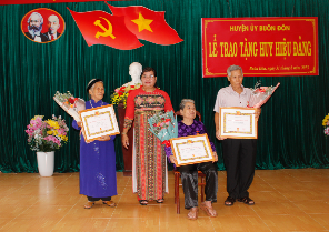 Buon Don District Party Committee held a ceremony to present Party Badges to 22 members on occasion of the National Day of September 2