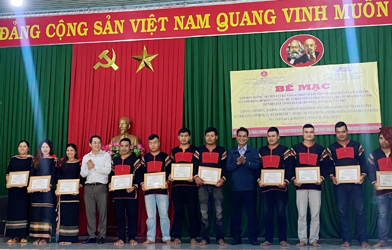 Bế mạc lớp truyền dạy kỹ năng cơ bản về Lời nói vần của người Êđê tại xã Cuôr Đăng, huyện Cư M’gar.