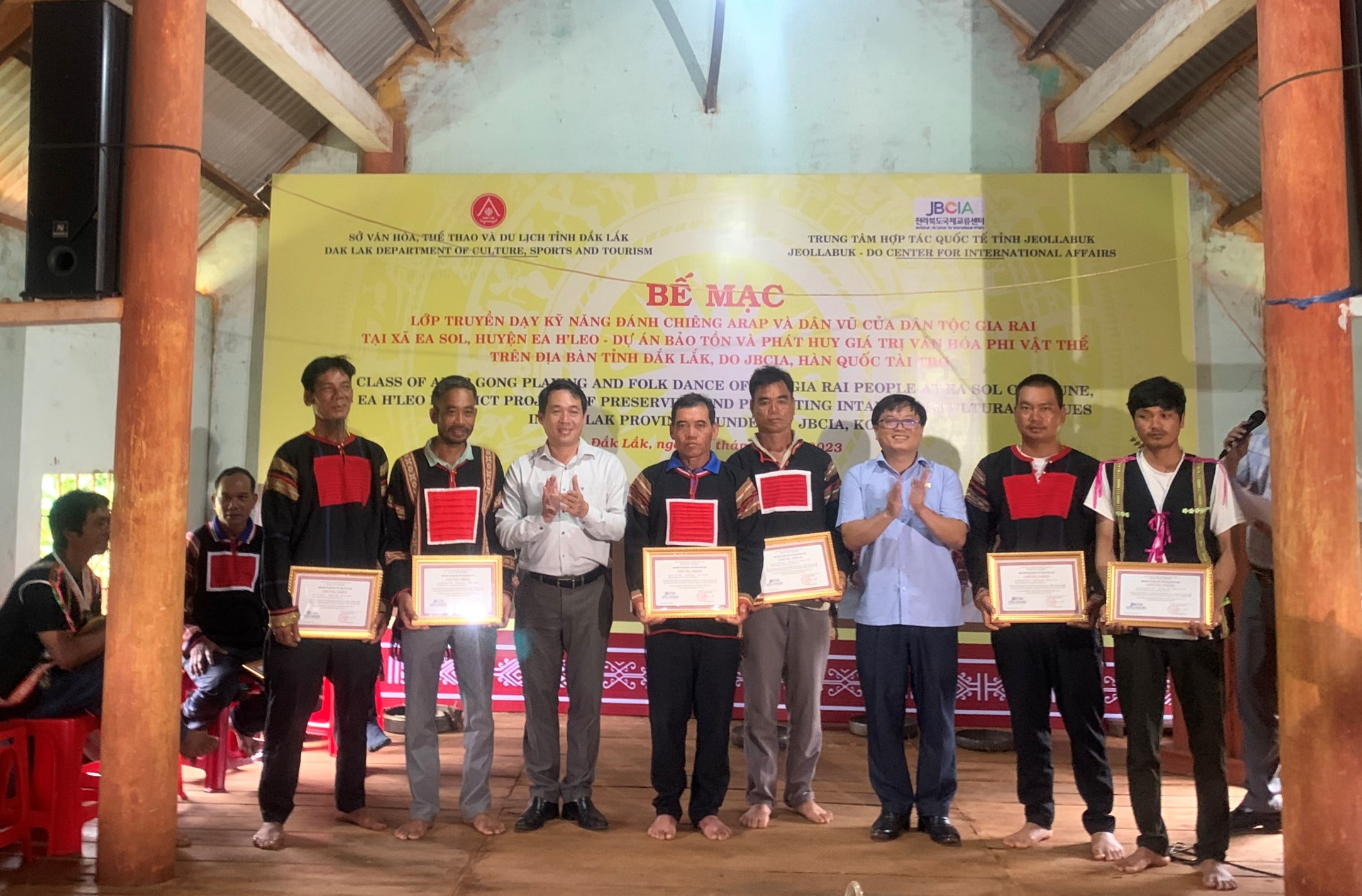 Bế mạc Lớp truyền dạy kỹ năng đánh chiêng Aráp và dân vũ của dân tộc Gia Rai