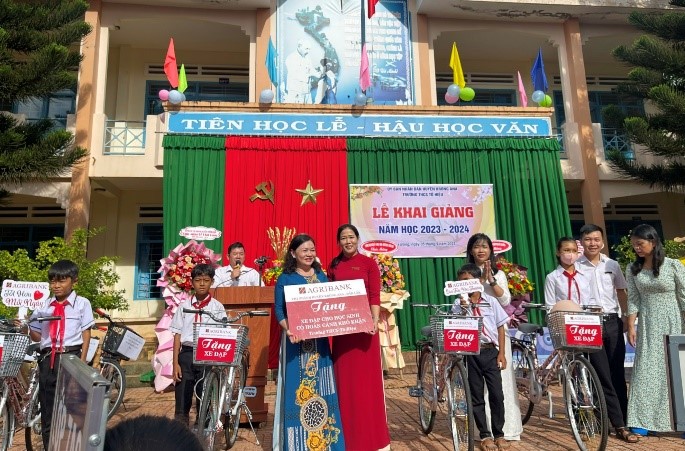 Agribank Dak Lak Province Implements Meaningful Activities on the Occasion of the New School Year 2023-2024