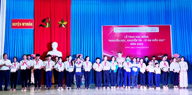 Viettel Đắk Lắk trao 90 suất học bổng “Vì em hiếu học” tại huyện M’Drắk