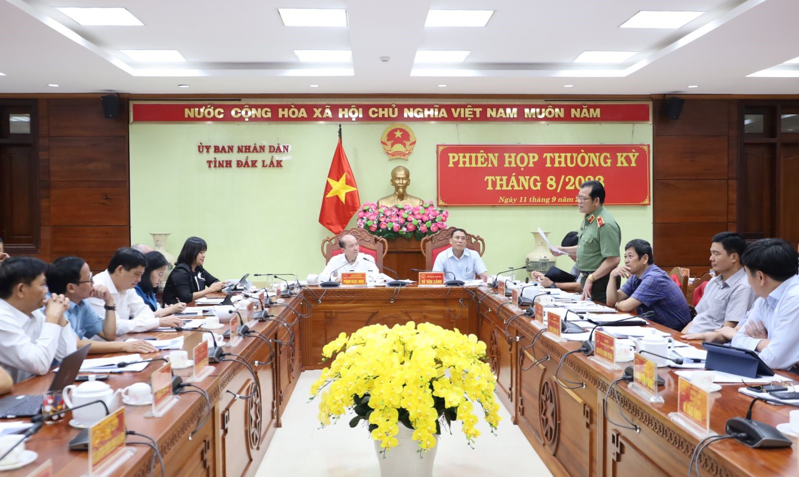 Provincial People's Committee Meeting Discusses Items for the Provincial People's Council Session
