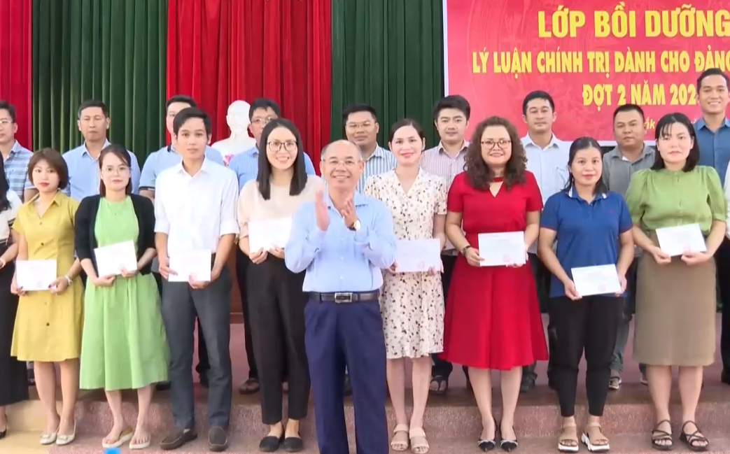 Bế mạc lớp bồi dưỡng lý luận chính trị dành cho đảng viên mới