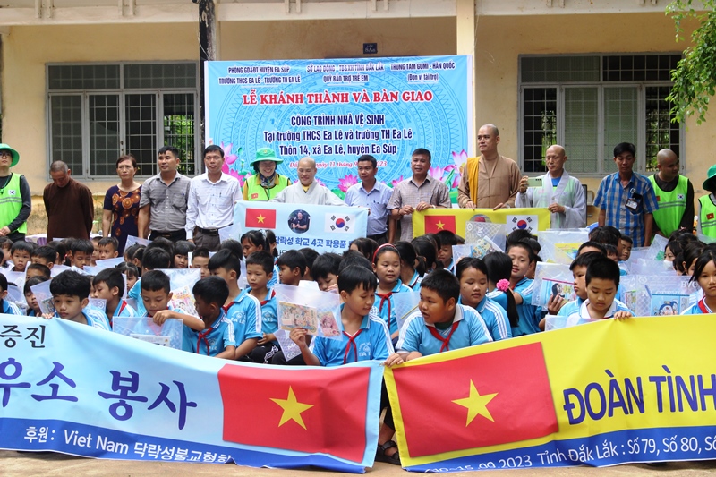 Bàn giao công trình nhà vệ sinh cho 4 trường học tại huyện Ea Súp, Ea Kar và M’Drắk