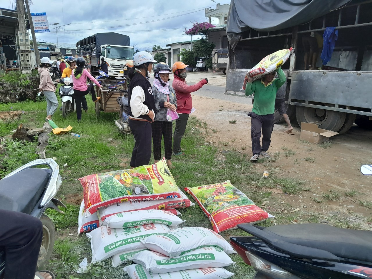 Dự án SACCR Đắk Lắk hỗ trợ phân bón cho 447 hộ nghèo và cận nghèo tại huyện Ea Kar