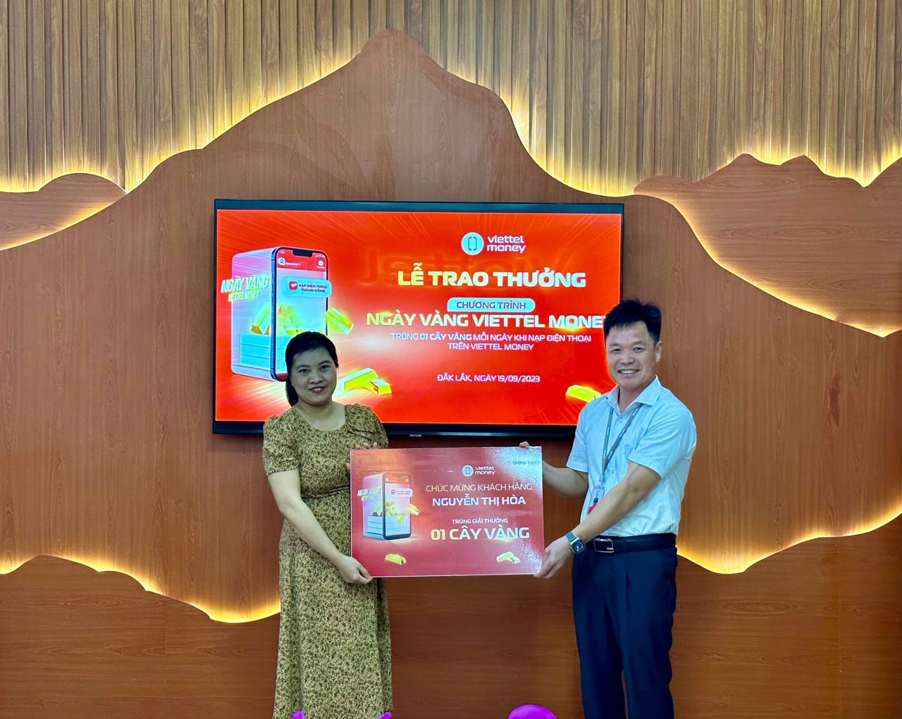 Viettel Đắk Lắk trao giải thưởng chương trình “Ngày vàng Viettel Money”