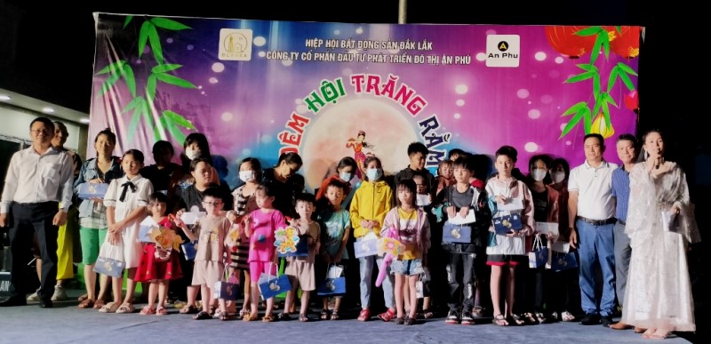 Công ty CP Đầu tư Phát triển Đô thị Ân Phú tặng quà trung thu cho các em thiếu nhi có hoàn cảnh khó khăn