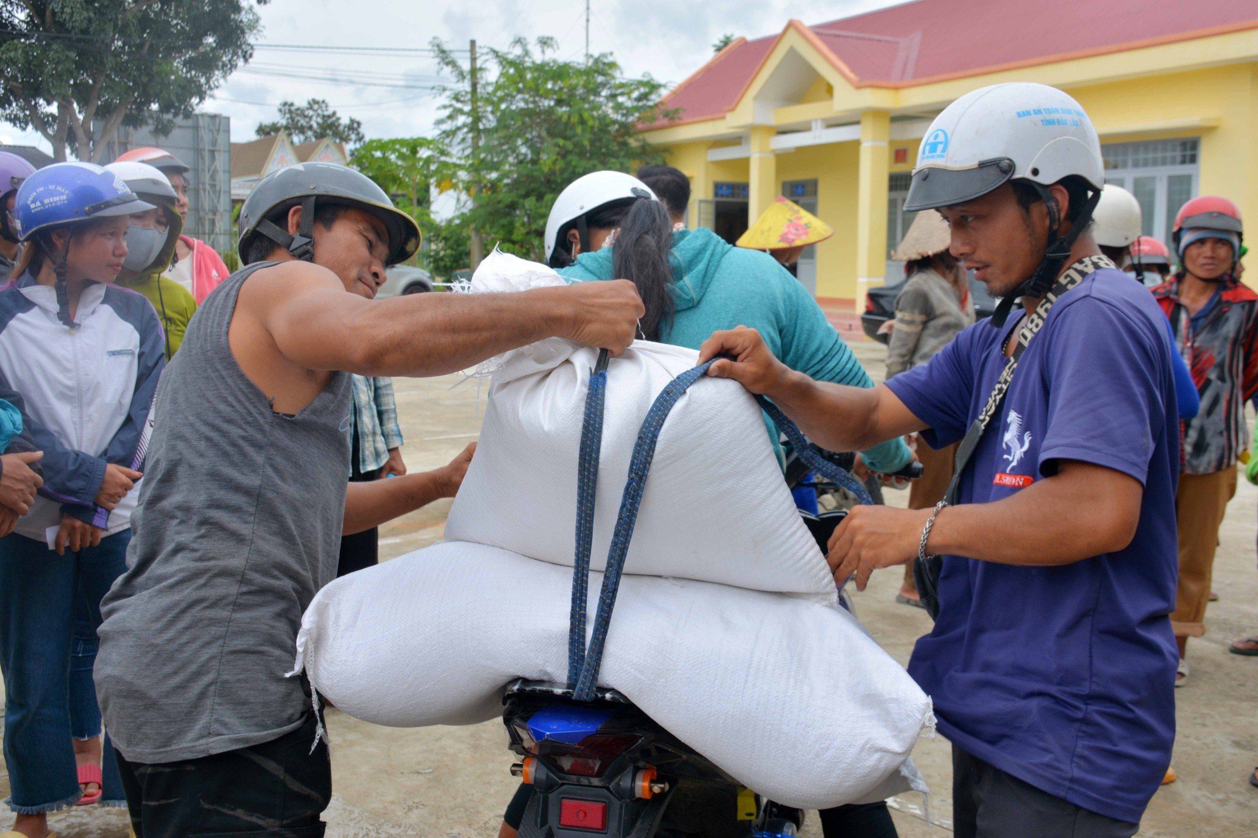 Trao gạo dự trữ quốc gia đến người dân khó khăn trên địa bàn