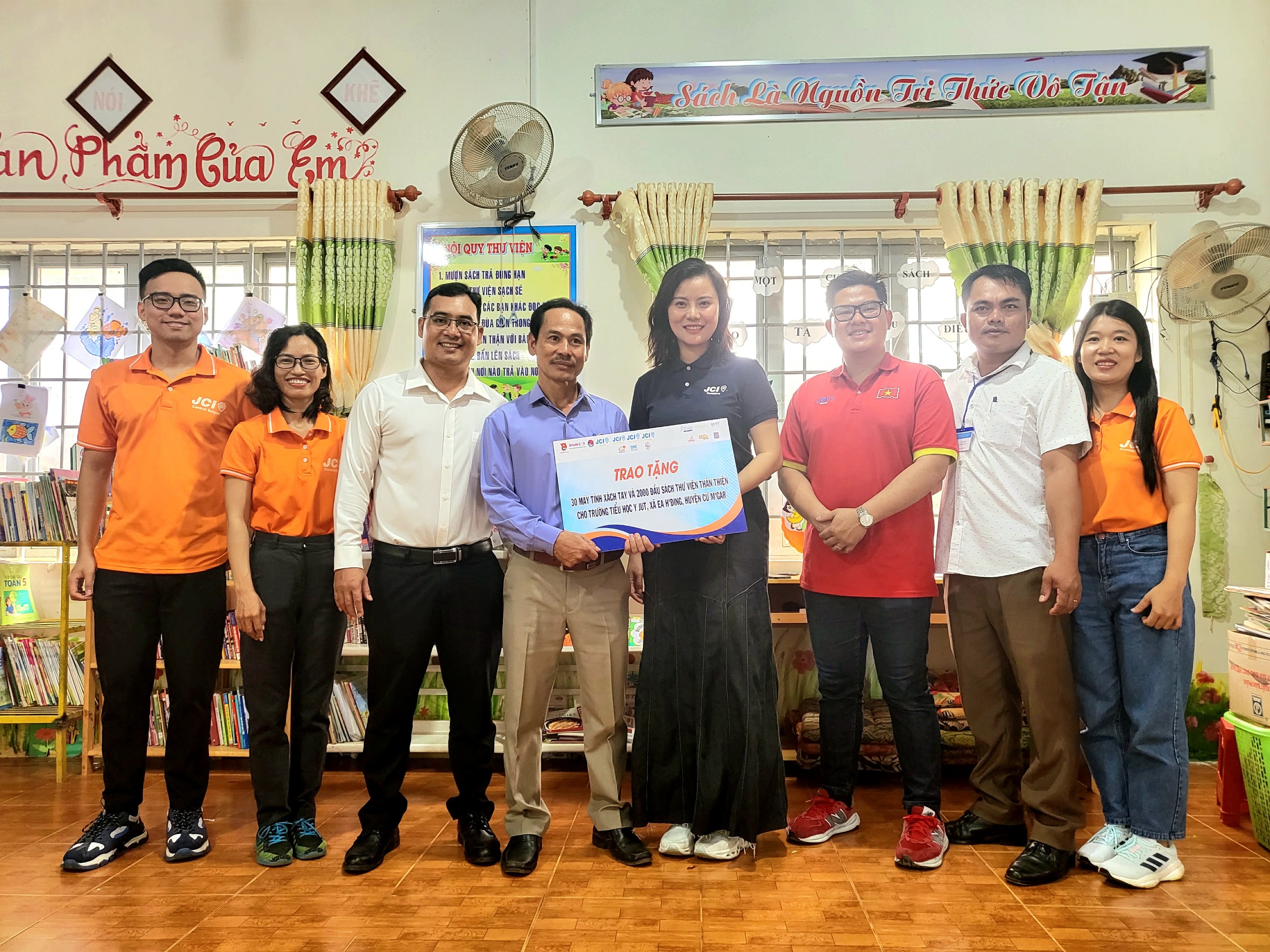 Trao tặng máy tính và sách cho học sinh huyện Cư M’gar