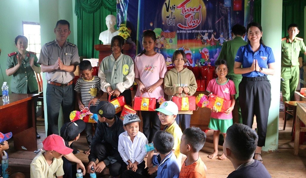 Dak Lak Market Management Bureau Donates Hundreds of Gifts to Underprivileged Children