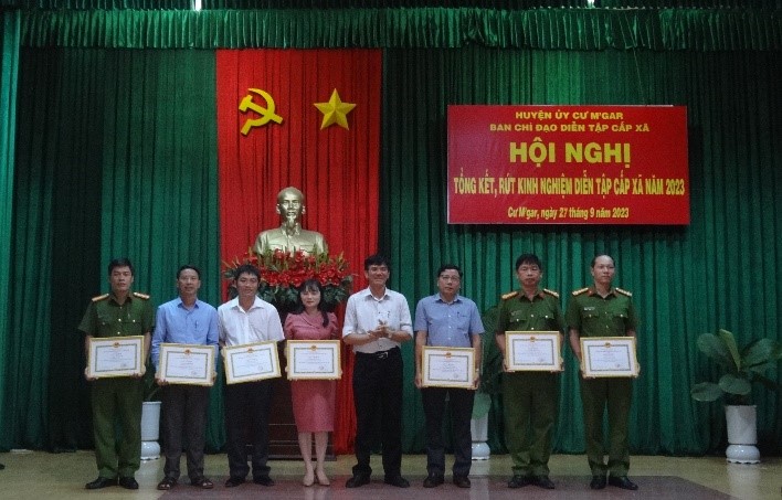 Cư M’gar District Summarizes and Learns from the Commune-level Drill in 2023